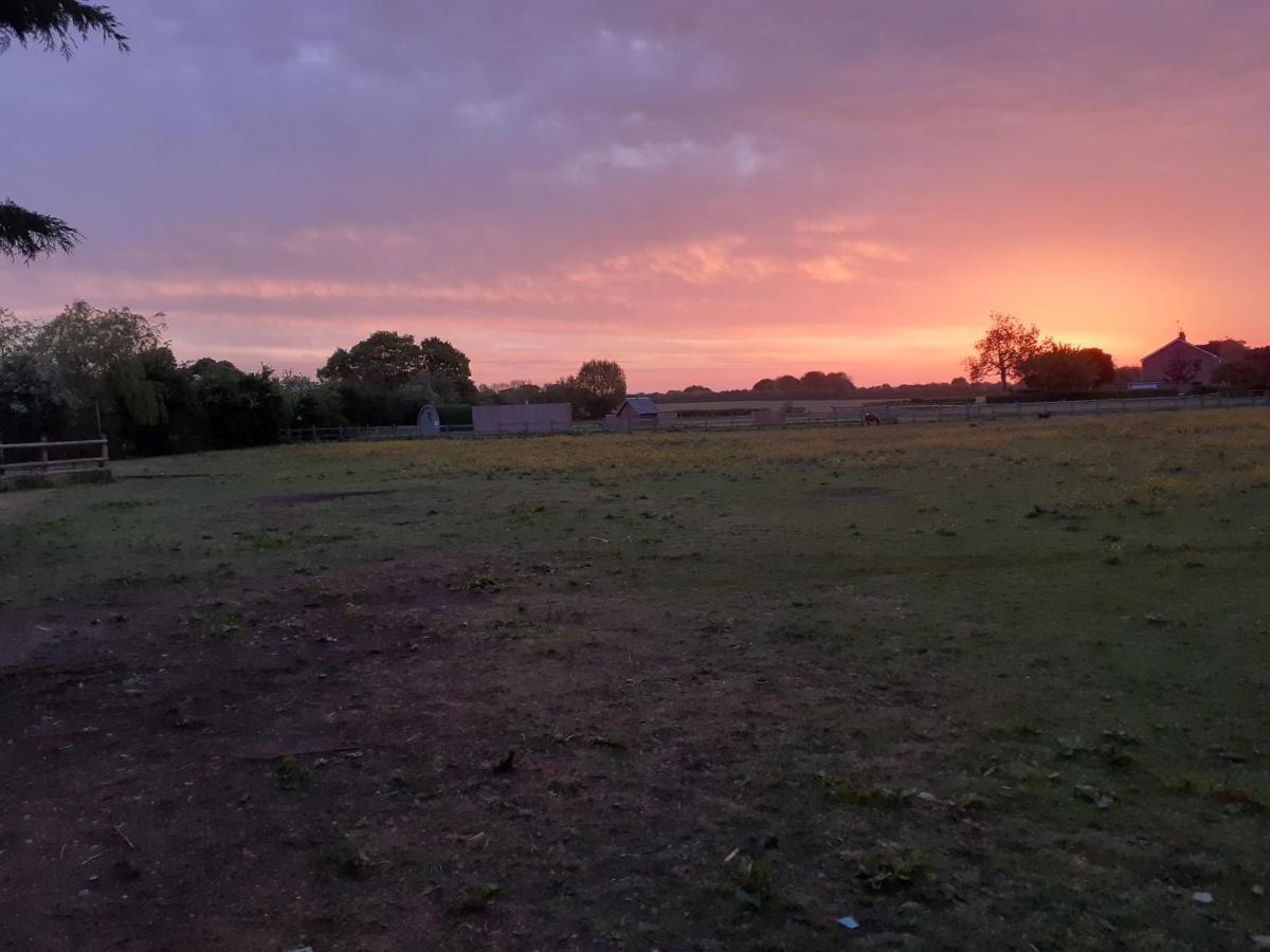Glamping In Wiltshire The Green Knoll Is A Charm Chippenham  Kültér fotó